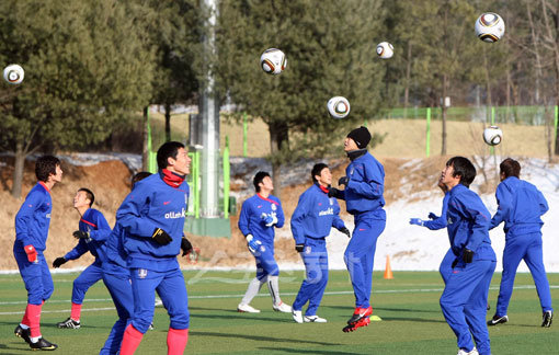 대표팀 선수들이 추운 날씨에도 밝은 표정으로 본격적인 훈련에 앞서 패스를 주고받으며 몸을 풀고 있다.