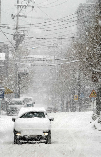 갑작스런 한파와 잦은 눈으로 도로 곳곳이 빙판이다. 도로 사정이 이럴 때는 운전 기술과 경력에 관계없이 사고 위험성이 크다.