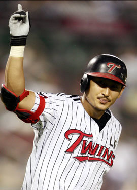 올해 LG 주장의 중책을 맡게 된 박용택은 요즘 ‘오기충천’이다. 주전 경쟁에서 살아남고 진정한 타격왕이 되겠다는 게 그의 새해 희망이다. 동아일보 자료 사진