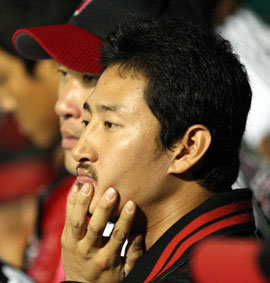 박용택은 지난해 ‘환영받지 못한’ 타격왕이었다. 지난해 9월 25일 롯데와의 잠실 경기에 출장하지 않은 박용택이 더그아웃에서 그라운드를 응시하고 있다. 동아일보 자료 사진