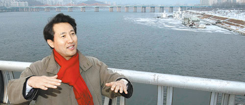 오세훈 서울시장이 지난해 12월 30일 오후 한남대교 남단 전망대인 ‘레인보우’에서 서북권 개발을 중심으로 한 2010년 시정 목표를 밝히고 있다. 전영한 기자