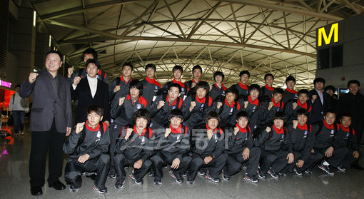 축구대표팀이 4일 내린 폭설에도 불구하고 첫 번째 전지훈련지인 남아공으로 무사히 출국했다. 허정무 감독(맨 왼쪽)과 코칭스태프, 선수들이 출국에 앞서 파이팅을 외치고 있다.