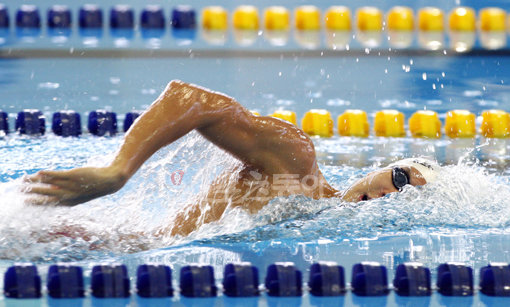 2009로마세계선수권대회에서 레이스를 마친 박태환의 표정은 성적만큼이나 참담했다. 새해 부활을 다짐한 박태환은 호주 출신의 세계적인 지도자 마이클 볼 코치와 손을 잡는다.스포츠동아DB