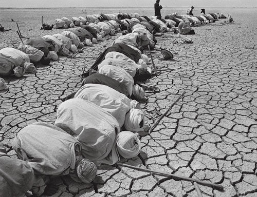 세계적인 다큐 사진가 세바스치앙 살가두 씨는 30여 년 동안 아프리카의 구석구석을 누비며 이 대륙의 빛과 그늘을 두루 기록한 사진을 촬영했다. 니제르 강을 따라 일하는 노동자들이 작업을 멈추고 기도하는 모습을 담은 사진(1985년)은 아프리카 말리에서 촬영했다. 사진 제공 세바스치앙 살가두 씨