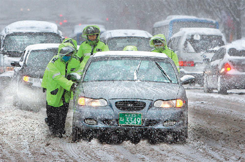 하얀 ‘교통지옥’… 차량 미는 경찰들서울을 포함한 중부지방에 폭설이 내린 4일 서울 용산구 이태원 입구에서 남산3호터널로 향하는 차량이 눈길에 미끄러지자 경찰관들이 차량을 밀고 있다. 이날 기록적인 폭설로 서울 곳곳에서 극심한 교통체증이 빚어졌다. 박영대 기자