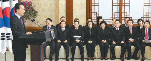 이명박 대통령이 4일 청와대에서 정정길 대통령실장 등이 참석한 가운데 신년 국정연설을 하고 있다. 이 대통령은 이날 3대 국정운영기조와 5대 핵심과제를 제시했다. 청와대사진기자단