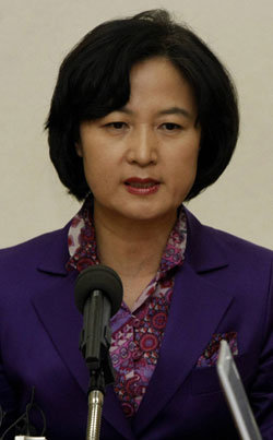 추미애 국회 환경노동위원장이 4일 국회에서 노동법 처리와 관련한 민주당의 징계방침을 반박하는 기자회견을 하고 있다. 김경제 기자