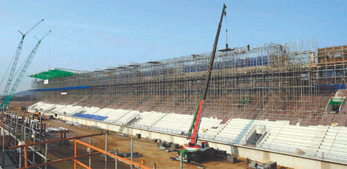 10월 F1 코리아 그랑프리를 앞두고 전남 영암군 삼호읍 F1 경주장에서는 중앙관람석을 건립하는 공사가 한창이다. 높이 28m, 340m 규모의 중앙관람석에서는 F1 경주차의 속도와 차량이 내뿜는 굉음을 즐길 수 있다. 사진 제공 전남도