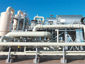 지난해 12월 28일 경북 구미시 LG디스플레이 6공장 옥상에 설치된 CDM설비. 새해 CDM설비의 가동을 앞두고 직원들이 마지막 시운전을 하고 있다. 사진 제공 LG상사