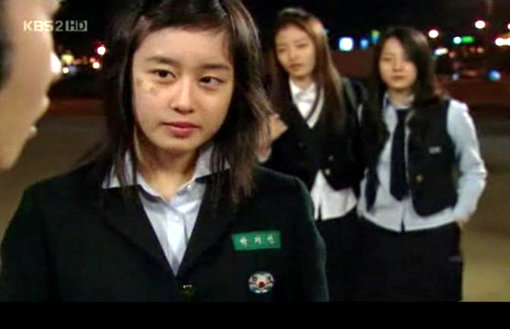 KBS 2TV ‘헬로! 애기씨’에 단역으로 출연한 티아라 지연(왼쪽 두번째). 사진출처= 방송화면 캡처