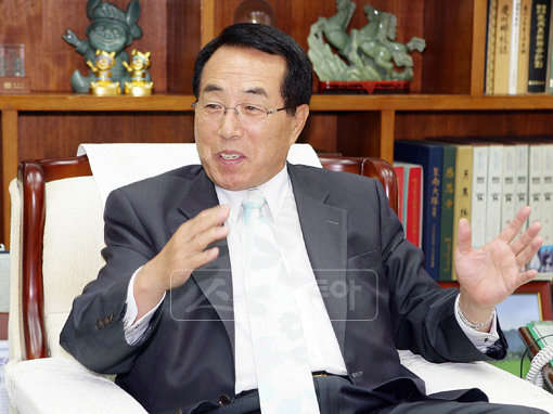 경주시가 꾸준한 축구 인프라 구축과 화랑대기 축구대회 유치를 통해 막대한 수익을 창출하고 있다. 단순한 관광 도시에서, 스포츠 산업도시로 거듭나기 위해 총력을 기울이겠다는 백상승 경주시장. 사진제공｜경주시