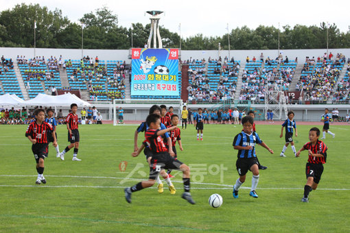 2009년 8월 경주시민운동장에서 벌어진 화랑대기 전국 초등학교 축구대회에 참가한 서울 삼선초와 제주 화북초가 치열한 볼 다툼을 벌이고 있다.사진제공｜경주시