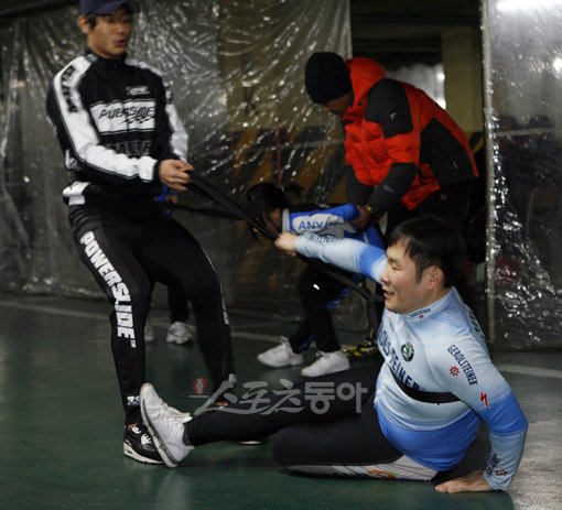 훈련부터 꽈당 “엉덩이 불나네”