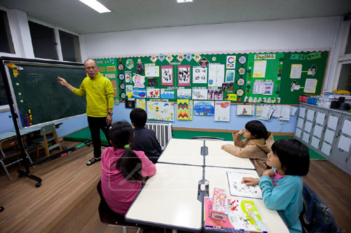 거문초등학교 동도분교의 4명뿐인 전교생을 대상으로 미술 수업을 하고 있는 허영만 선장. 섬 아이들이 눈을 초롱초롱 빛내며 설명을 듣고 있다.