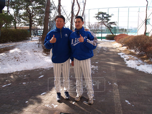 푸른 유니폼의 장원삼 2010년 한국시리즈 우승을 선언한 삼성 선동열 감독(왼쪽)과 최근 삼성의 푸른색 유니폼으로 갈아입은 투수 장원삼이 5일 선수단 첫 미팅자리에서 만나 이번 시즌 선전을 다짐했다. 사진제공｜ 삼성 라이온즈