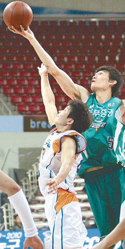 동부 김주성(오른쪽)이 5일 KT&G와의 경기에서 수비수를 앞에 두고 레이업슛을 하고 있다. 김주성은 10득점, 10리바운드, 11어시스트로 올 시즌 첫 트리블 더블의 주인공이 됐다. 사진 제공 KBL