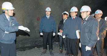 홍건표 부천시장(오른쪽 앞)이 지난해 12월 29일 서울지하철 7호선 부천구간 연장사업 현장을 찾아 공사 현황에 대한 설명을 듣고 있다. 이 구간 지하철은 2012년까지 개통할 예정이다. 사진 제공 부천시청