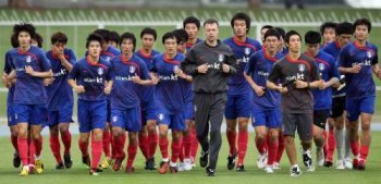 2010 남아프리카공화국 월드컵을 6개월여 앞두고 전지훈련을 위해 남아공에 입성한 축구대표팀이 6일 오전(한국시간) 루스텐버그 올림피아파크 스타디움에서 가진 첫날 훈련에서 달리기로 몸을 풀고 있다.