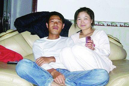 생전에 어머니가 쓰던 전화번호를 쓰는 여인과 결혼하게 된 러우 익시온씨(왼쪽).