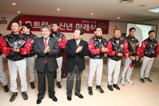 2010년 1월6일 오후2시 잠실구장내 회의실에서 2010시즌 선수단 시무식이 있었다. 사진은 LG스포츠 안성덕사장을 비롯 코칭스탭프들이 인사를 하기 위해 단상앞에 나와 있는 모습. 사진제공 | LG트윈스