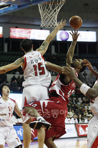 창원 LG 외국인선수 알렉산더(가운데)가 서울 SK 김민수의 수비를 피해 슛을 시도하고 있다. 신선우 감독을 영입한 뒤로도
5연패에 빠진 SK는 창단 후 최다인 12연패를 기록했다.