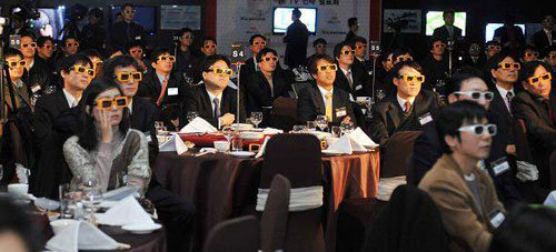 스카이라이프가 지난해 12월 서울 서초구 양재동 LG전자 서초 R&D캠퍼스에서 진행한 3D 방송 전략 발표회에서 참석자들이 특수안경을 끼고 3D 방송을 보고 있다. 사진 제공 스카이라이프