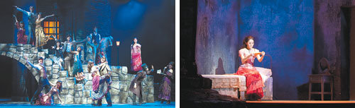 뮤지컬 ‘살인마 잭’ 무대에서 영국 런던의 뒷골목(왼쪽)은 한 바퀴 회전하면 여주인공 글로리아의 방이 된다. 사진 제공 엠뮤지컬