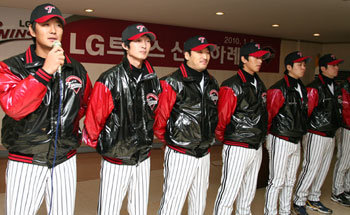 올해부터 프로야구 LG 유니폼을 입게 된 이적 선수와 병역을 마친 선수들이 6일 잠실구장에서 열린 신년 하례식에 참석해 각오를
밝히고 있다. 왼쪽이 두산에서 옮겨온 투수 정성훈, 왼쪽에서 세 번째가 히어로즈에서 이적한 외야수 이택근. 사진 제공 LG 트윈스