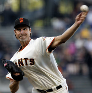 ‘빅 유닛’ 랜디 존슨의 역동적인 투구를 다시는 볼 수 없게 됐다. 사이영상 5차례, 올스타 10회 등 화려한 경력을 자랑하는 존슨은 6일 은퇴를 선언하고 22년간 지킨 마운드를 떠났다. 동아일보 자료 사진