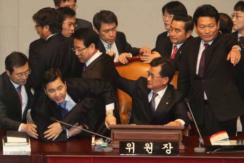 국회 예결위 위원장석을 점거한 민주당 의원들과 한나라당 의원들 사이에서 몸싸움이 벌어졌다.