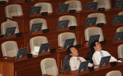 한나라당 의원들이 몇일 동안의 예산안 전쟁으로 인해 피곤한듯 눈을 붙이고 있다. 연합뉴스