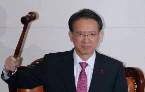 김형오 국회의장이 31일 오후 국회 본회의에서 새해 예산안 투표가 가결됐음을 선포하고 있다. 연합뉴스