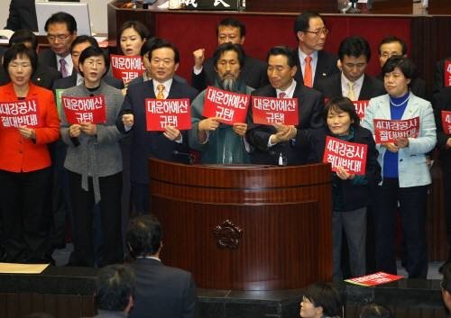 한나라당 안상수 원내대표가 민주당 의원들이 의장석을 둘러싸고 피켓 시위를 벌이자 이를 설득하고 있다. 연합뉴스