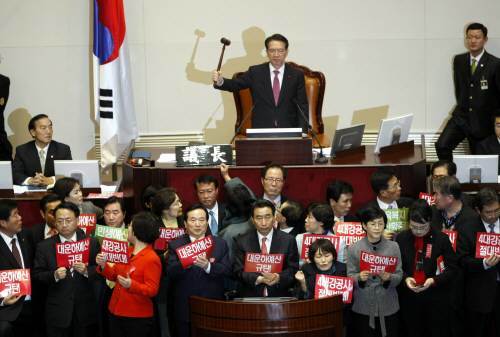 지난해 12월 31일 국회 본회의장에서 김형오 국회의장이 2010년 예산안을 통과시키려 하자 야당 의원들이 반대 시위를 벌이고 있다. 동아일보 자료 사진