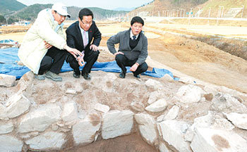 신장열 울주군수(가운데)가 지난해 12월 울산발전연구원이 발굴한 묘를 둘러보고 있다. 울주군은 이 묘가 1000여년 전의 기생 전화앵의 묘로 추정했으나 울산발전연구원은 “전화앵 묘로 판단할 근거가 없다”고 밝혔다. 사진 제공 울주군