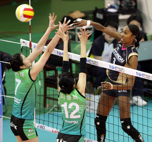 6일 수원실내체육관에서 열린 프로배구 V-리그 여자부 현대건설과 GS칼텍스의 경기에서 현대건설의 해결사 케니가 GS칼텍스의 수비벽을 앞에 두고 파워 넘치는 스파이크를 하고 있다.