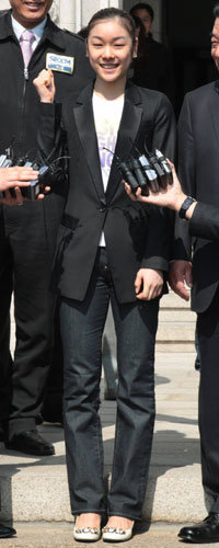 지난해 4월 고려대에 처음 등교한 김연아. 이날 그가 입은 ‘타임’의 검은색 재킷과 ‘나이키’ 티셔츠, ‘지오앤사만사’구두는 단숨에 히트 아이템으로 떠올랐다. 사진제공·연합