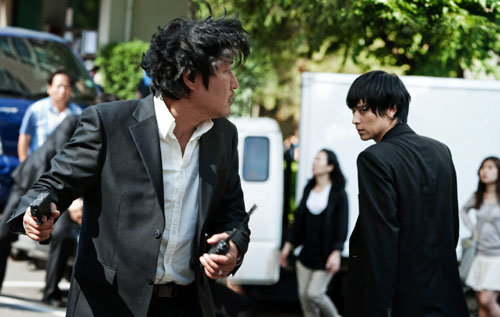 대표적인 두 남자 배우 송강호와 강동원이 주연으로 등장한 영화 ‘의형제’ 지겹도록 반복되는 송강호의 터프한 이미지가 부담스럽다.