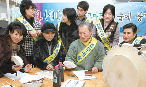 7일 서울 강북구 송천동 숭인시장 내 풍덩예술학교에서 중앙대 예술대 최대식 교수(오른쪽에서 세번째)와 강사들이 11일 개강을 앞두고 강의를 준비하고 있다. 김미옥 기자