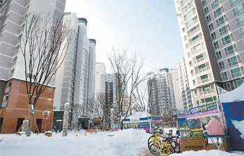 경기 남양주시 진접읍에서 지난해 10월부터 입주를 시작한 동부센트레빌시티 단지. 현재 1∼3단지 입주율이 평균 50% 정도로 저조하다. 남양주=박영대 기자 sannae@donga.com