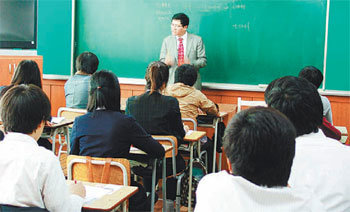 경남 하동군이 서울지역 유명 학원강사를 초빙해 개설하는 ‘주말특강’. 하동고와 하동여고생 등 70여 명이 강의를 듣는다. 사진 제공 하동군