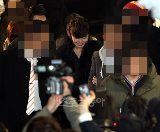 8일 저녁 미샤의 10주년 기념 사인회를 위해 김혜수가 명동 매장으로 들어서고 있다. 박화용 기자 inphoto@donga.com