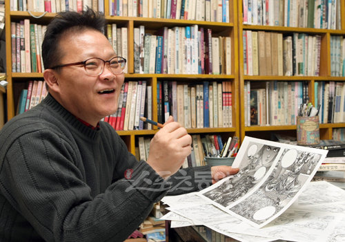 김일민 화백이 치우대제의 그림을 맡게 된 사연과 박하 작가와의 인연을 이야기하며 웃고 있다.