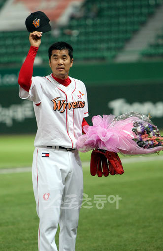 시카고 화이트삭스 시절, 월드시리즈 우승 트로피를 들고 기쁨을 만끽하는 이만수 SK 수석코치. 그가 시카고 컵스로 지도자 연수를 떠나는 후배 조웅천에게 9년간의 노하우를 생생하게 들려줬다.스포츠동아DB