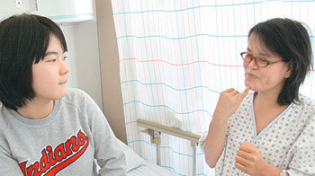 11년 동안 혈액 투석을 받다가 새해 신장을 기증받아 새 삶을 시작하게 된 오수영 씨(오른쪽)가 신장이식에 앞서 6일 병실을 지키던 딸 박민희 양과 수화로 대화하고 있다. 사진 제공 사랑의장기기증운동본부