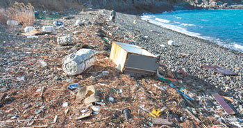 치워도… 치워도… 몸살 앓는 남해
7일 전남 여수시 남면 안도 동고지 해변이 해류에 떠밀려온 냉장고, 폐어구 등 각종 쓰레기로 뒤덮여 있다. 동고지 해변은 3개월 전 공공근로사업으로 쓰레기 수거작업이 말끔히 이뤄졌던 곳이다. 이곳에서는 핫팩 케이스나 태국산 여자 화장품, 대만 생수병 등 외국에서 떠내려온 각종 쓰레기도 많이 발견됐다. 여수=이형주 기자