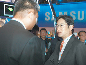 이재용 삼성전자 부사장(오른쪽)이 7일(현지 시간) 미국 라스베이거스에서 열린 세계 최대 가전박람회 ‘CES 2010’의 삼성전자 부스에서 외국인 고객과 인사를 나누고 있다. 사진 제공 삼성전자