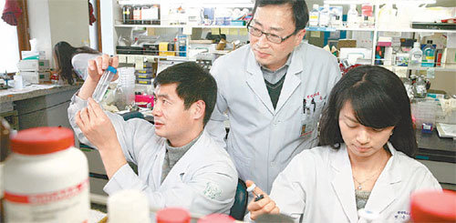 계명대 동산의료원 만성질환 예방 및 치료화학제 연구센터에서 박종욱 센터장(가운데)이 연구원들과 함께 신약 개발을 위한 실험을 하고 있다.