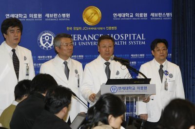 10일 서울 서대문구 연세대학교 세브란스 병원에서 김할머니가 별세한 가운데 박창일 의료원장이 브리핑을 하고있다.