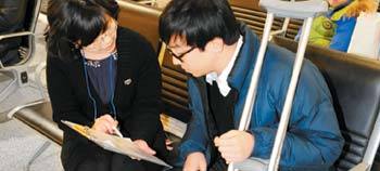 세브란스병원 고객만족평가팀이 환자를 대상으로 의료진 만족도 설문조사를 하고 있다. 사진 제공 세브란스병원